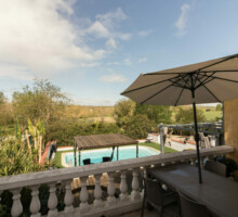 terrasse gite du moulin avec piscine et spa