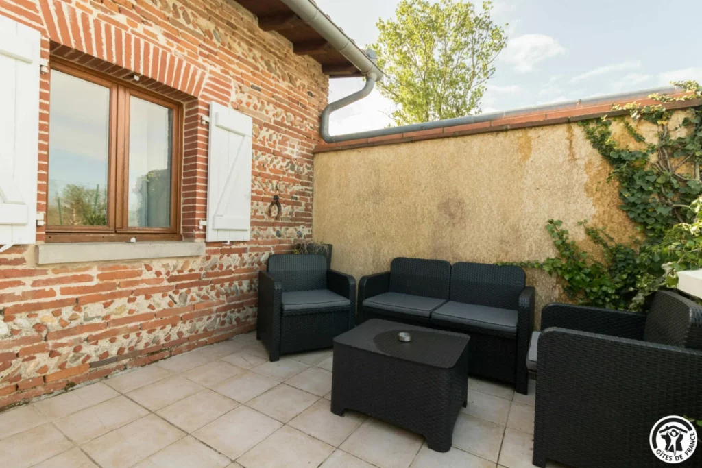 terrasse gite du moulin avec piscine et spa