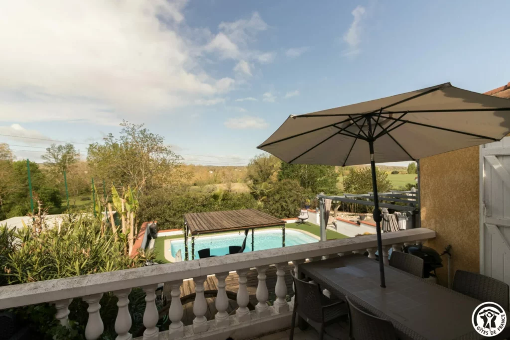terrasse gite du moulin avec piscine et spa