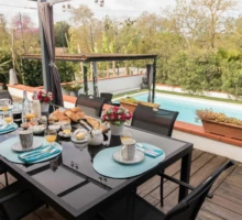 petit dejeuner à la piscine chambre d'hotes