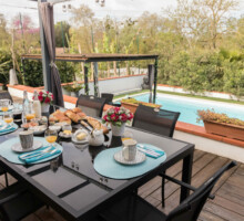 petit dejeuner à la piscine chambre d'hotes
